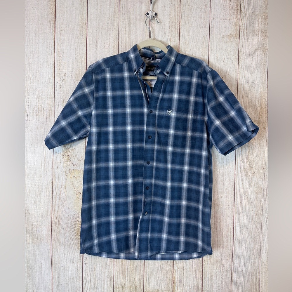 Ariat Pro Series Short Sleeve Button Down Shirt Size small.